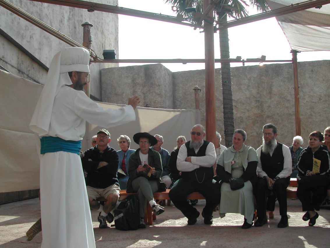 הכהן הגדול מסביר לחסידיו את טקסי המקדש בהולי לנד באורלנדו