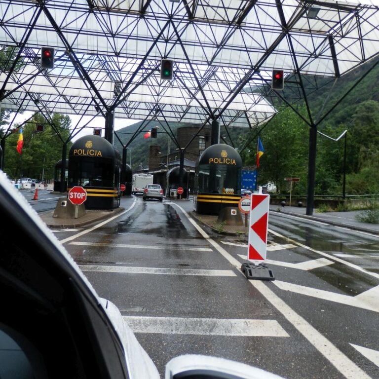 הכניסה למדינת אנדורה בפסגות הפירנאים