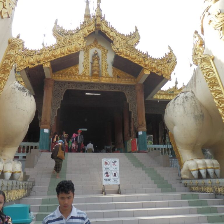 הכניסה לאתר המקדשים הענק ביאנגון