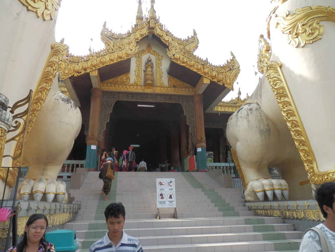 הכניסה לאתר המקדשים הענק ביאנגון