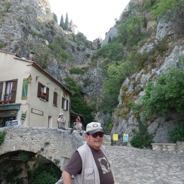 הכניסה לעיירה השוכנת למרגלות הצוקים בדרום צרפת