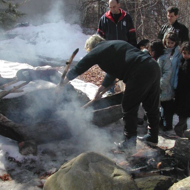 הכנת מייפל סירופ בשיטה האינדיאנית