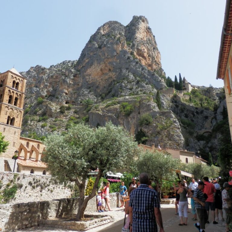 הכפרים בפרובאנס משתלבים במסלע האופף אותם