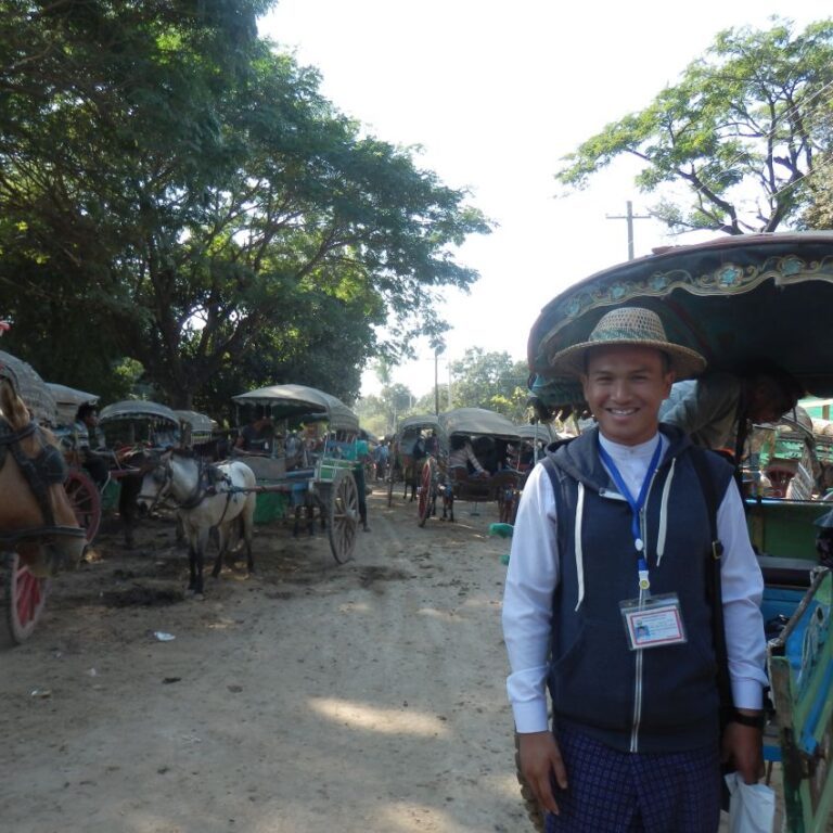 המדריך המקומי על רקע תחנת הסוסים המקומית