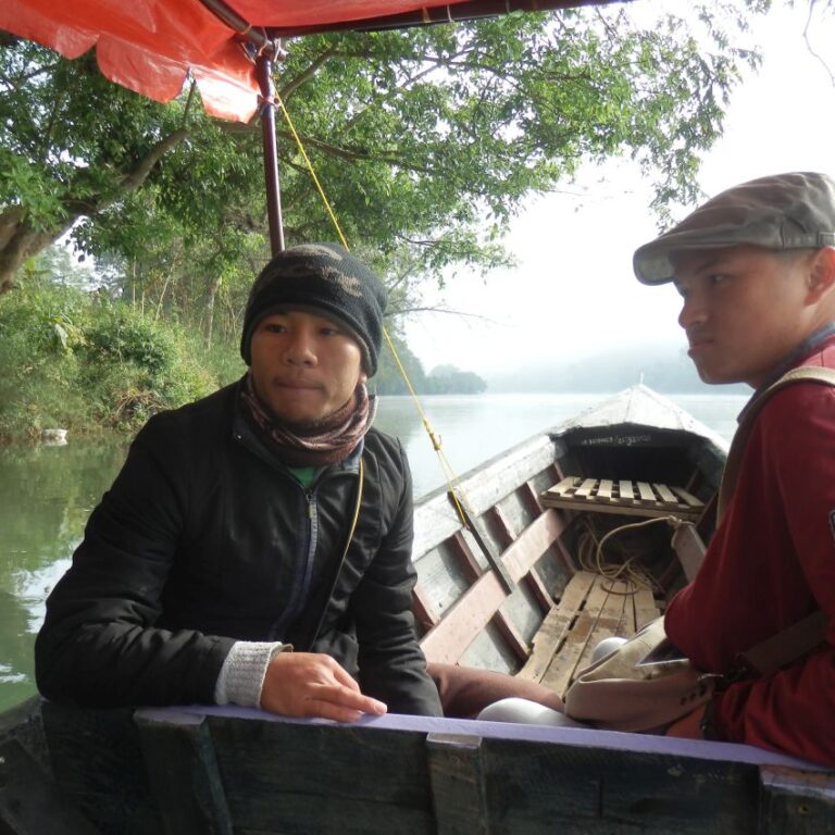 שיט בנהר לעבר המקדש שבו פצצה שלא התפוצצה ממלחמת העולם השניה