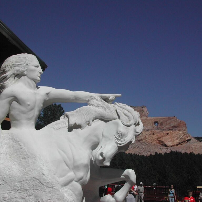 המודל של ראש השבט האינדיאני קריזי הורס על רקע ההר הענק בו הוא נחצב