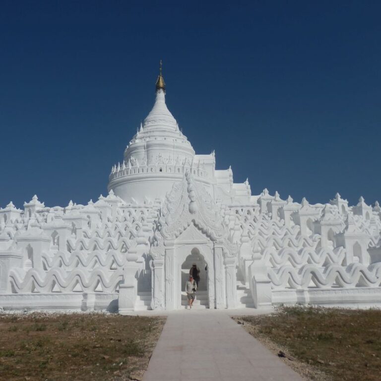 המקדש הלבן שלמרבה הפלא אינו מצופה בזהב כמו מקדשים בורמה האחרים