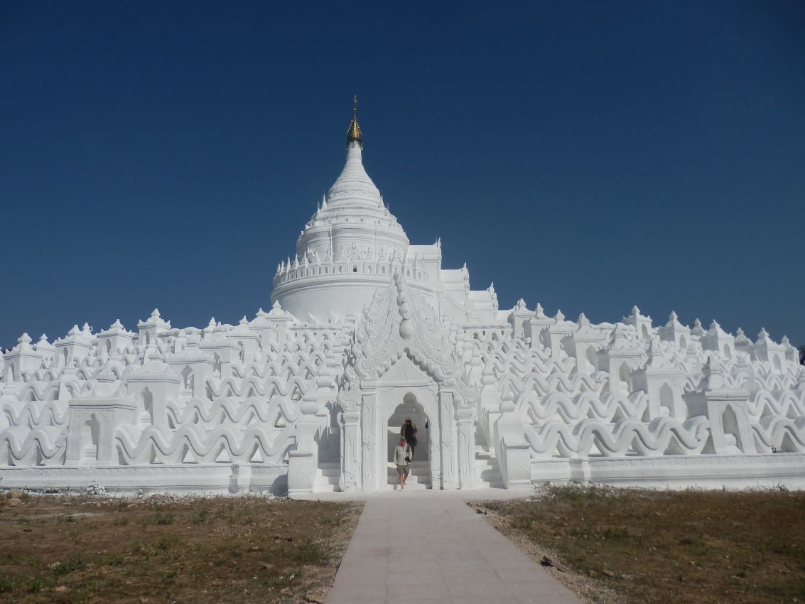 המקדש הלבן שלמרבה הפלא אינו מצופה בזהב כמו מקדשים בורמה האחרים
