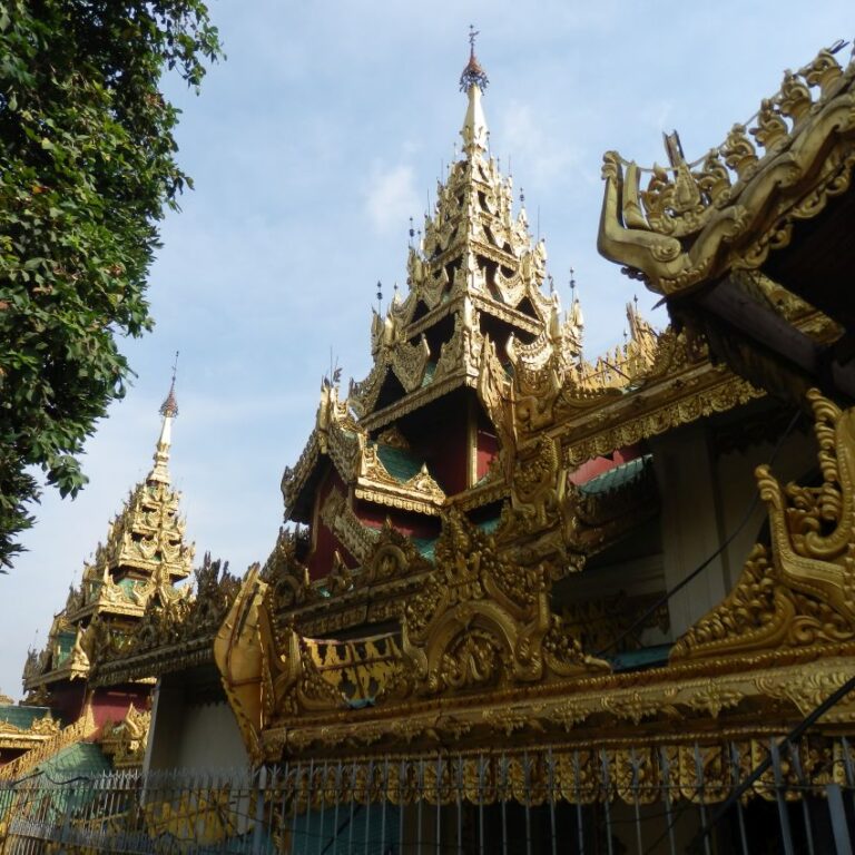 המקדש הענק שווהדאגון ביאנגון בירת מיאנמר