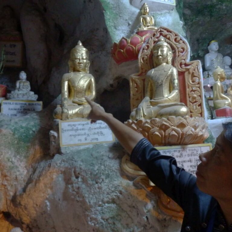 800 פסלי בודהא במערה מקודשת ביניהם אחד שנתרם בדי מדינת ישראל