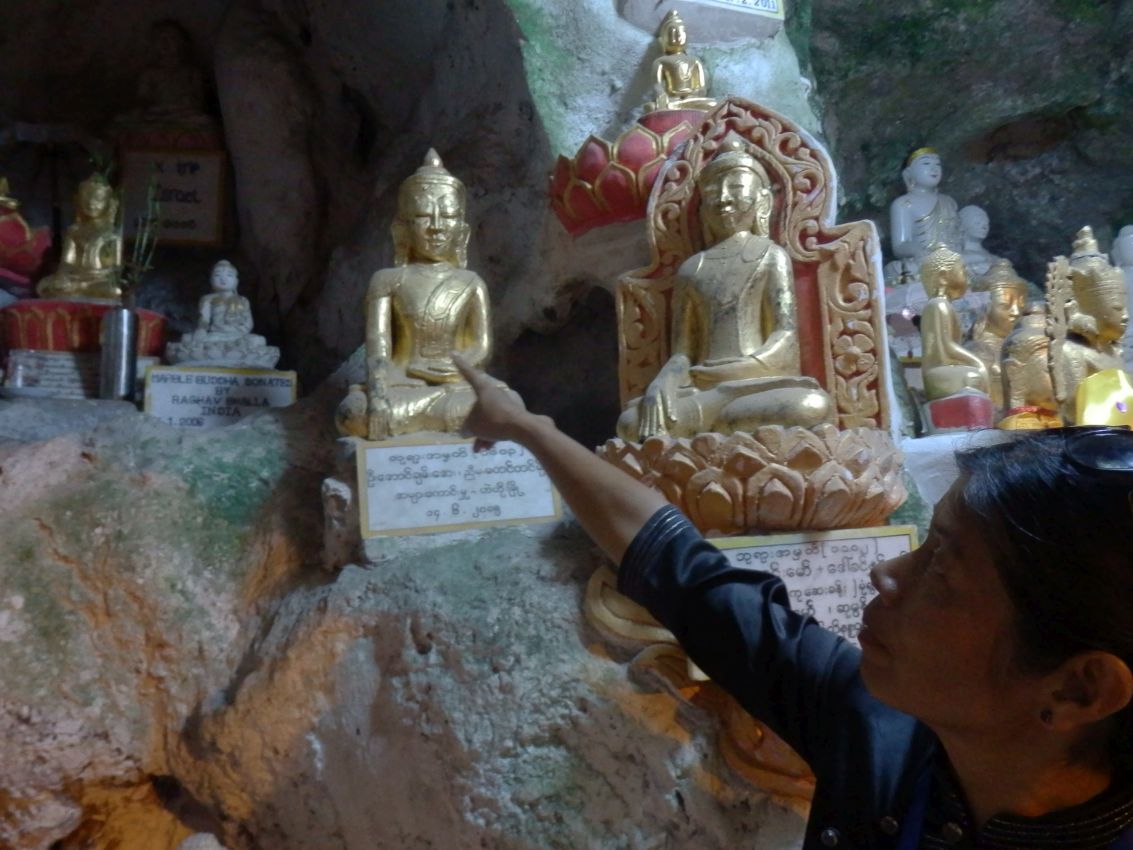 800 פסלי בודהא במערה מקודשת ביניהם אחד שנתרם בדי מדינת ישראל