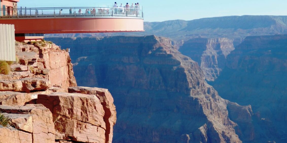 המרפסת המדהימה שבנתה בגובה 2 ק"מ מעל הגרנד קניון ,- חברה סינית