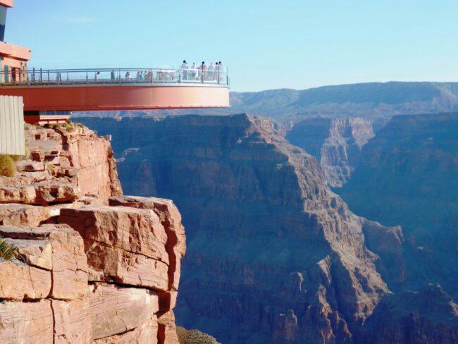 המרפסת המדהימה שבנתה בגובה 2 ק"מ מעל הגרנד קניון ,- חברה סינית