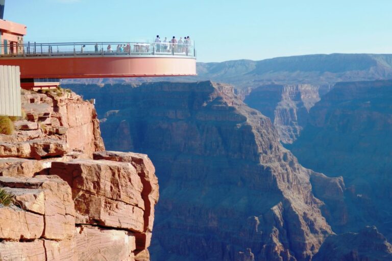 המרפסת המדהימה שבנתה בגובה 2 ק"מ מעל הגרנד קניון ,- חברה סינית