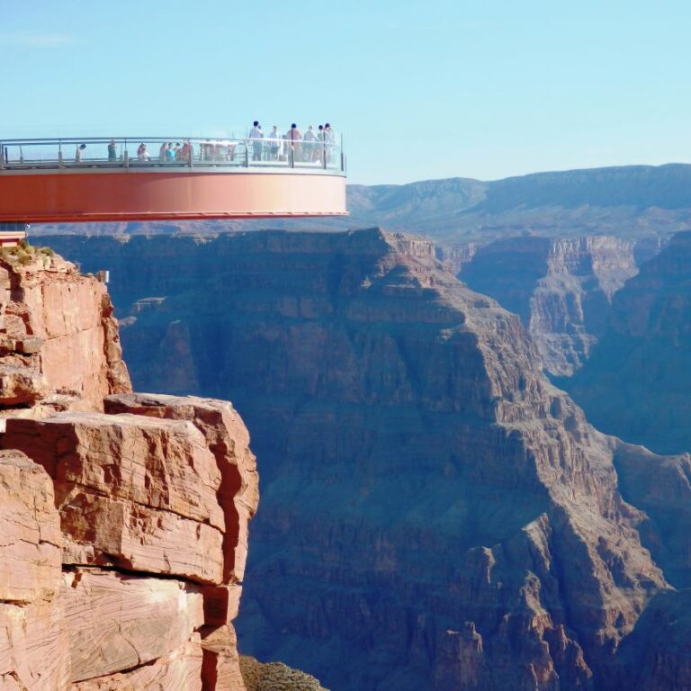 המרפסת המדהימה שבנתה בגובה 2 ק"מ מעל הגרנד קניון ,- חברה סינית