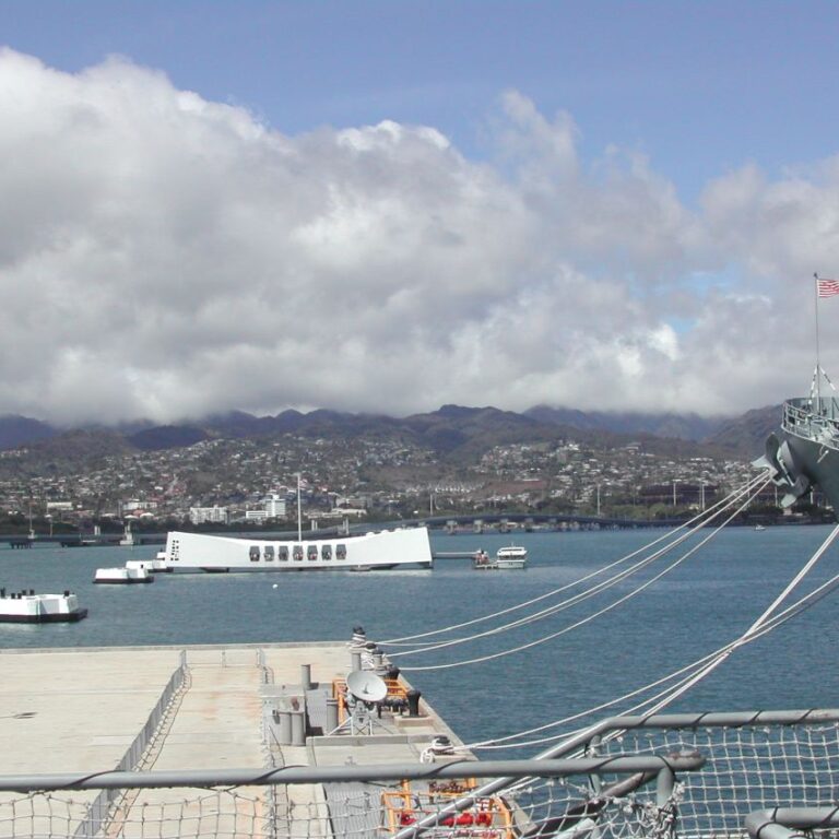 המשחתת מיסורי בה חתמו היפנים על כניעה מול האנדרטה לאריזונה שהוטבעה בפרל הארבור בידי היפנים