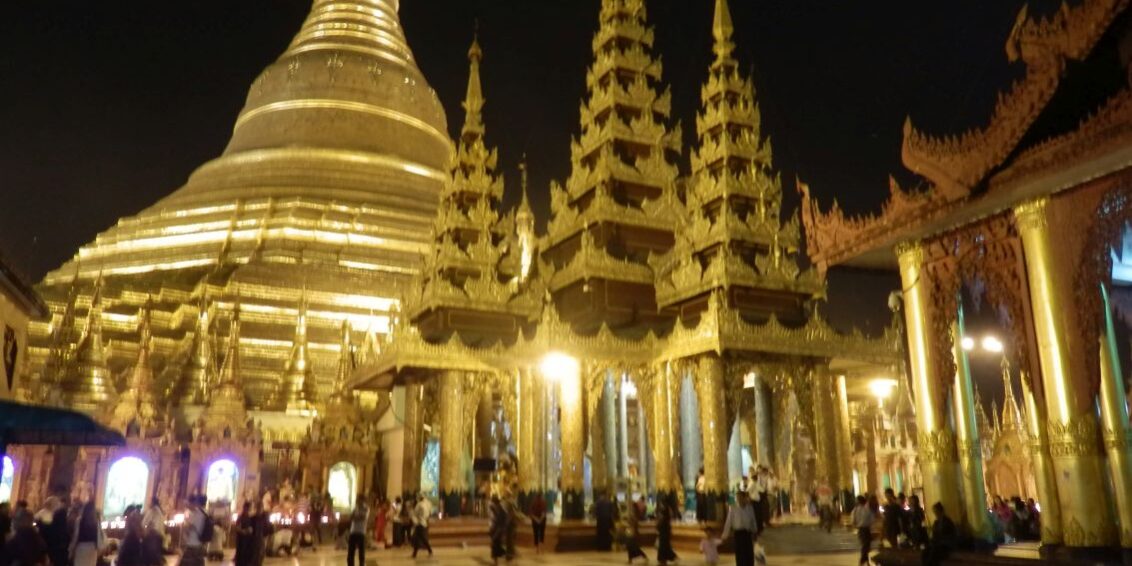 אתר מקדשי יאנגון העצום המוצף בטונות של זהב ומשובץ ביהלומים