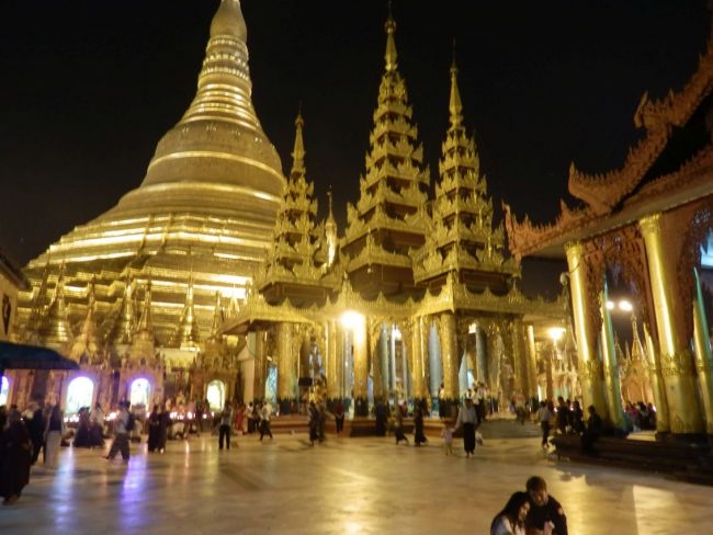 אתר מקדשי יאנגון העצום המוצף בטונות של זהב ומשובץ ביהלומים