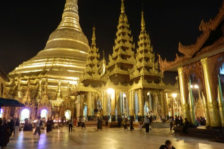 אתר מקדשי יאנגון העצום המוצף בטונות של זהב ומשובץ ביהלומים