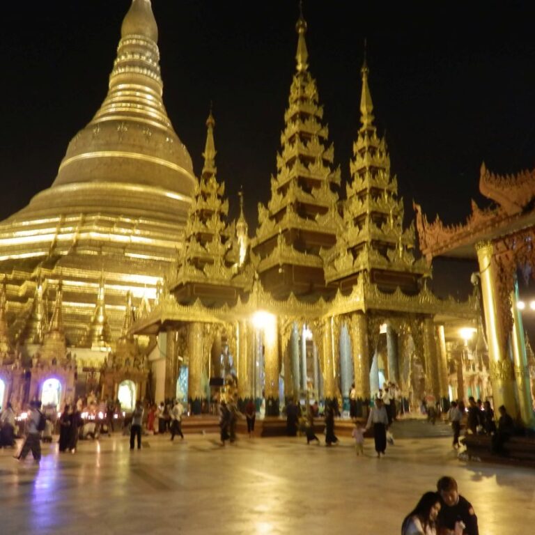 אתר מקדשי יאנגון העצום המוצף בטונות של זהב ומשובץ ביהלומים