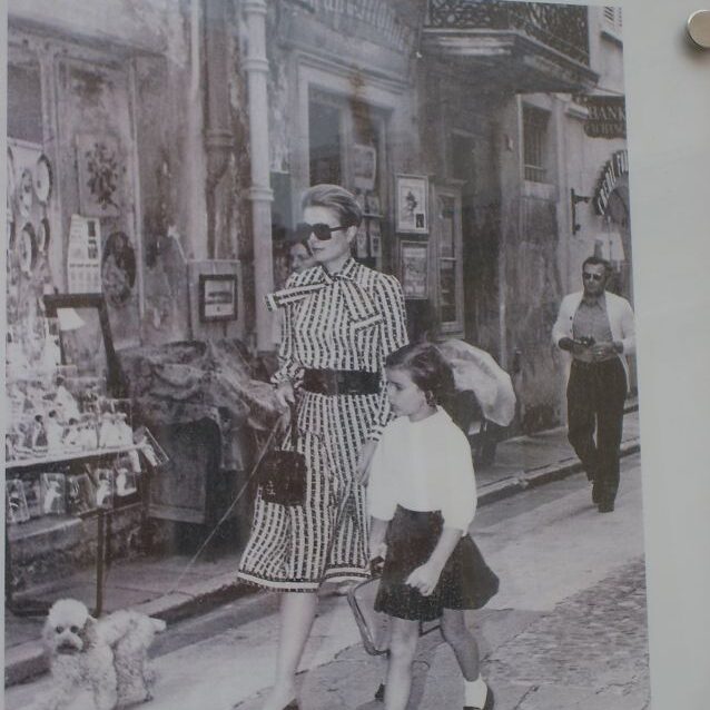 הנסיכה גרייס עם בתה בחוצות מונקו בזמנו