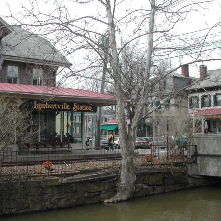 העיירה למברטויל על אחת מתעלות ההדסון