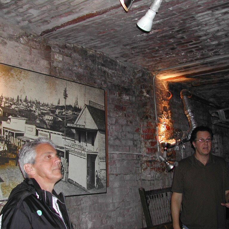 העיר התחתית של סיאטל אליה היו מפילים בבארים מלחים שיכורים