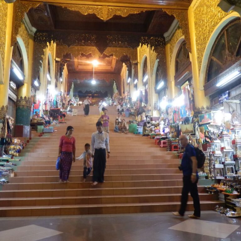 העליה לקומפלקס המקדשים שווהדאגון ביאנגון