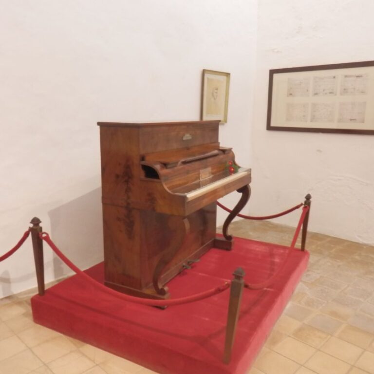 הפסנתר של שופיין בביתו בפרובאנס