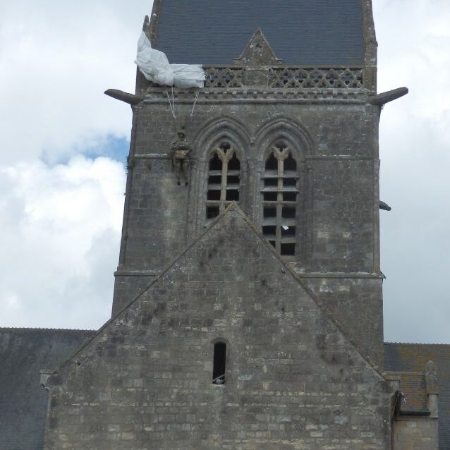 הצנחן האמריקני שנותר תלוי על גג הכנסיה ושרד בחיים עד שנת 1966 הבובה בדמותו נותרה עד היום