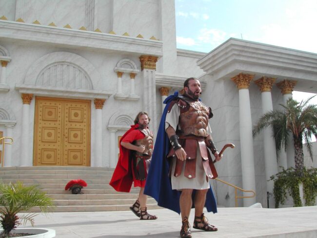 הרומאים צולבים את ישו מדי יום באתר הולי לנד של האוונגליסטים באורלנדו