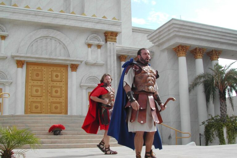 הרומאים צולבים את ישו מדי יום באתר הולי לנד של האוונגליסטים באורלנדו