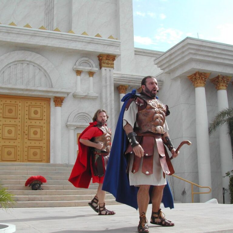 הרומאים צולבים את ישו מדי יום באתר הולי לנד של האוונגליסטים באורלנדו