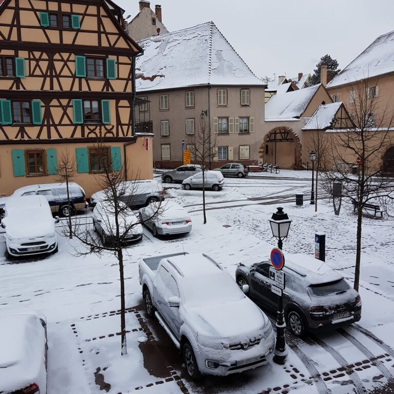 השלג שכיסה את מכוניתנו בבוקר חורפי בקולמאר, צרפת