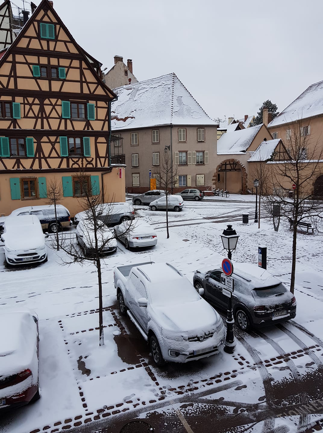השלג שכיסה את מכוניתנו בבוקר חורפי בקולמאר, צרפת