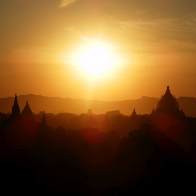 השקיעה המופלאה בעמק המקדשים בבאגאן