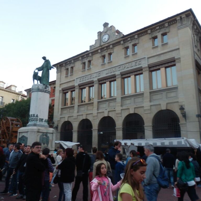 התכנסות בפיאצה ליד העירייה בעיר ספרדית