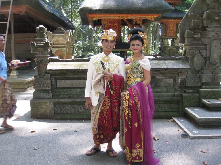 זוג בבאלי בבגדים מסורתיים