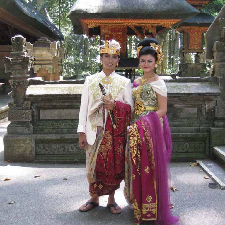 זוג בבאלי בבגדים מסורתיים