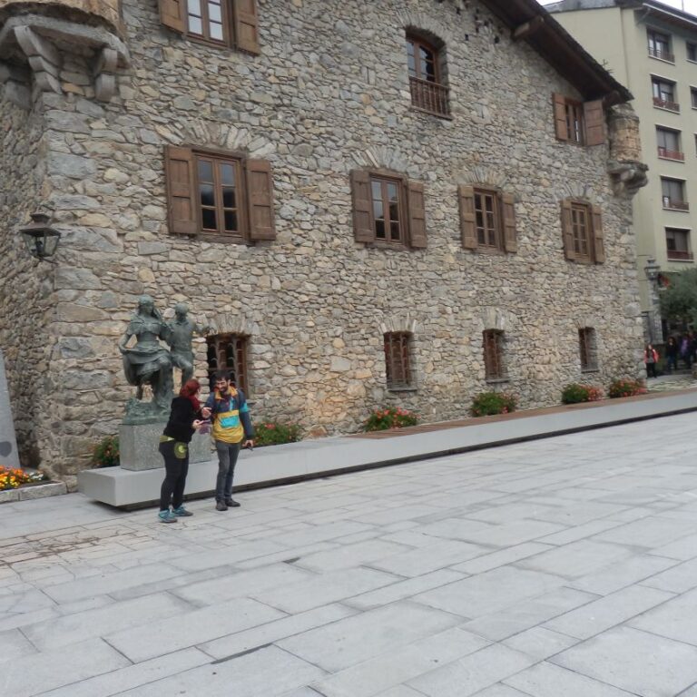 זוג לפני פסל באנדורה