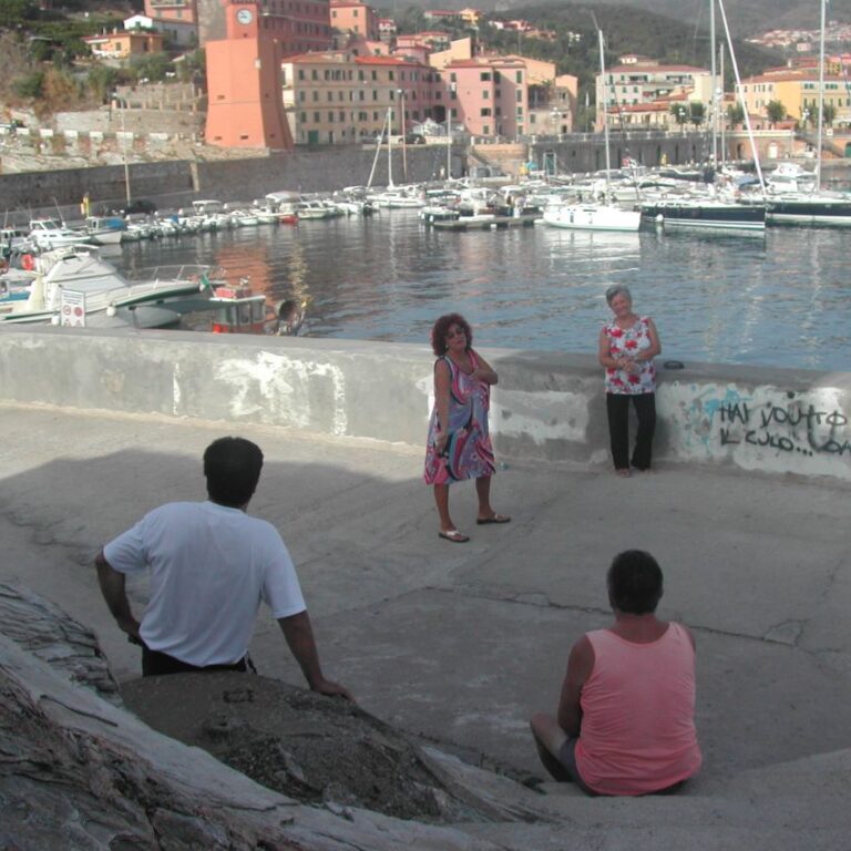 זוגות מבלים בעיירת חוף ספרדית