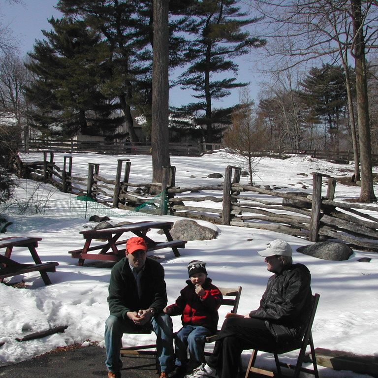 זקנים שלקחו את הנכד למוזיאון הטבע בסטימפורד