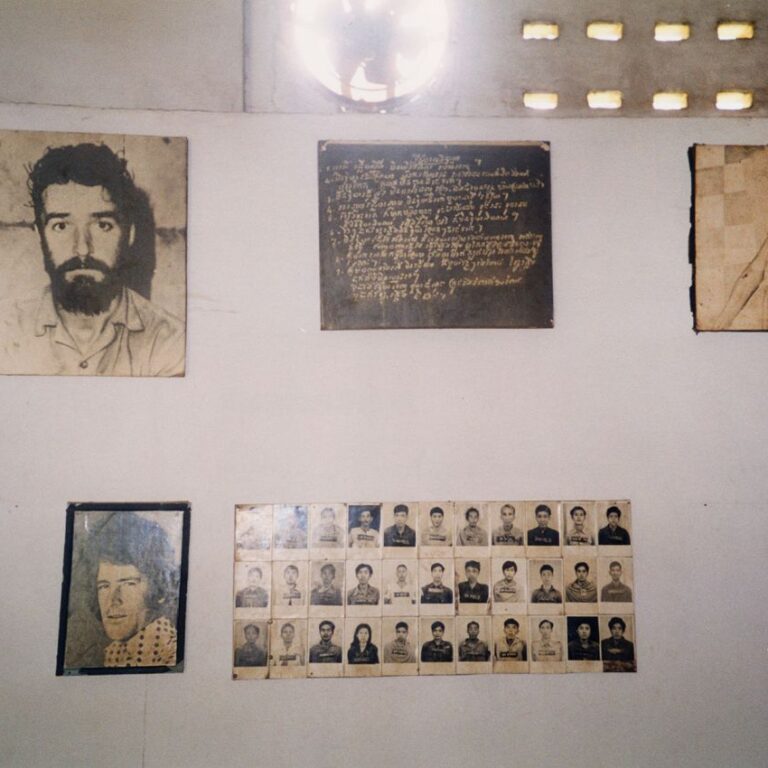 חדרי עינויים שבו טופלו תיירים שהזדמנו לקמבודיה בעת השתלטות החאמר רוג'