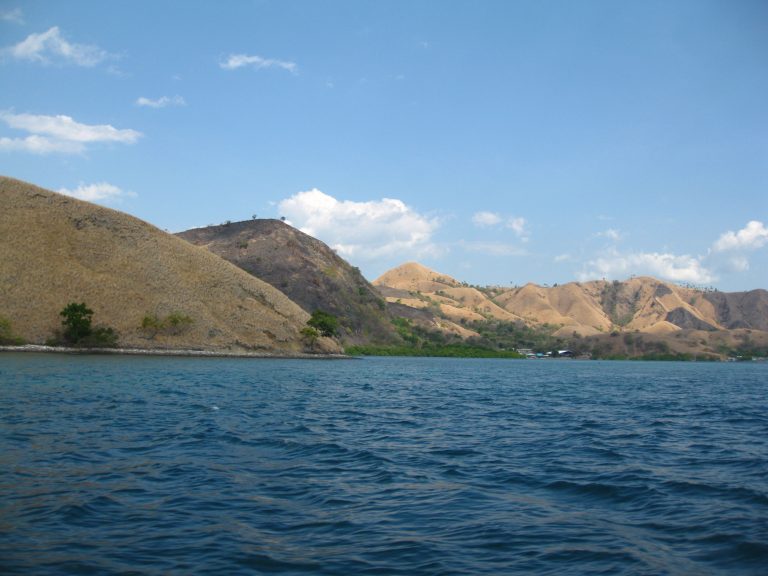 חופו של אחד מאיי אינדונזיה