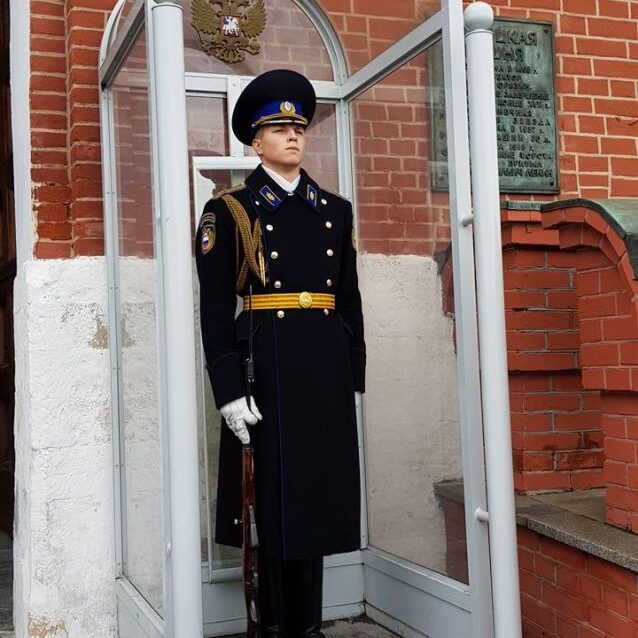 חייל רוסי שומר על פוטין