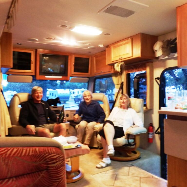 חיים קשים בקארוון של חברים מהוואי בגרנד קניון