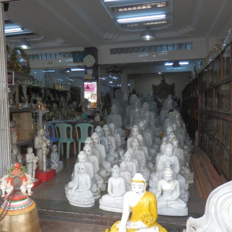 חנות המוכרת פסלי בודהא בכל הגדלים למעוניינים