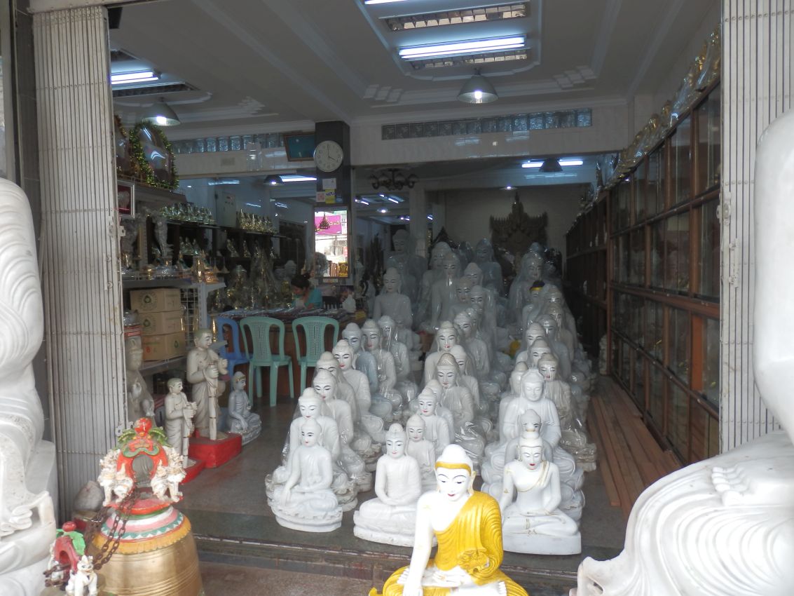 חנות המוכרת פסלי בודהא בכל הגדלים למעוניינים