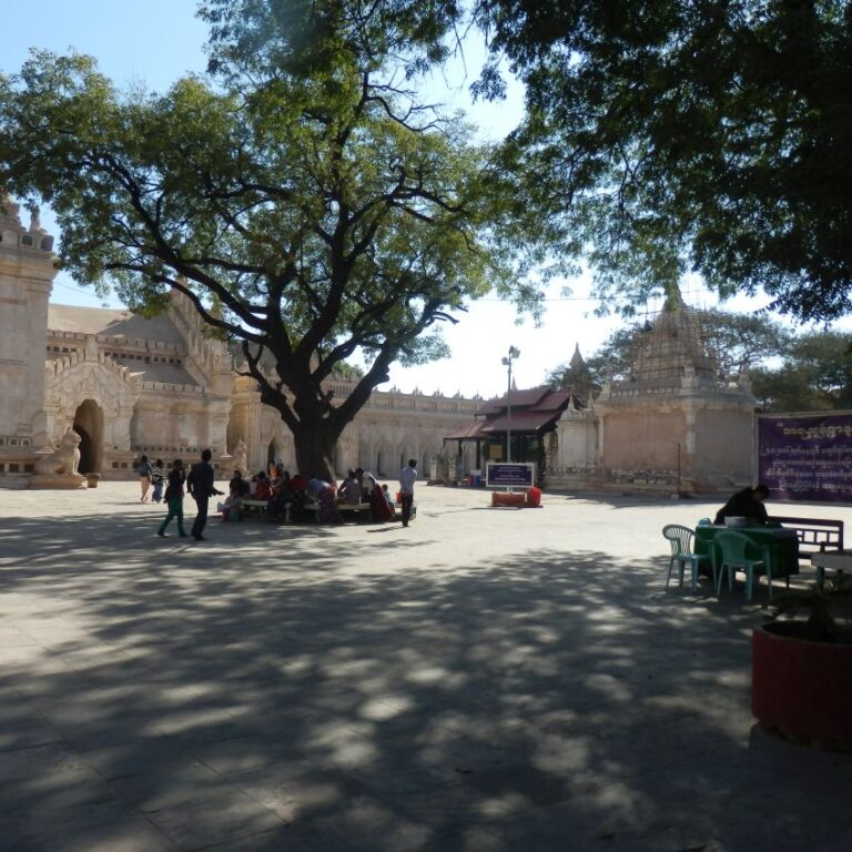 חצר של מקדשים בעיר בורמזית