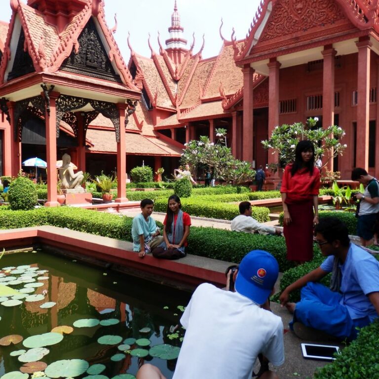 חצר מוזיאון האמנות בפנום פן בירת קמבודיה